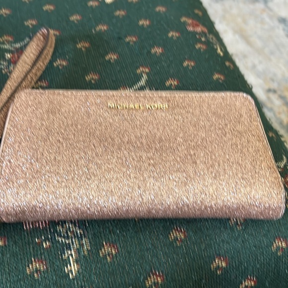 Michael Kors, pink glitter, wristlet 7“ x 4 like new inside - Picture 9 of 13